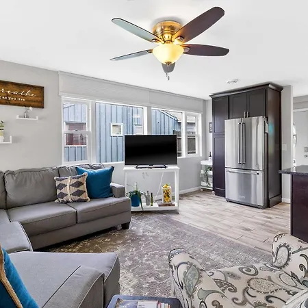 Bright And Updated Getaway With Furnished Patio! Villa